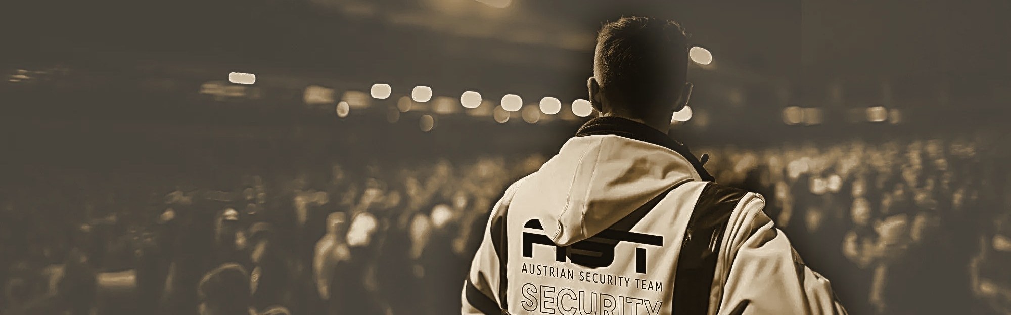 AST-Security-Mitarbeiter im Einsatz vor einer großen Menschenmenge