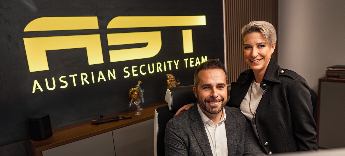 Marion und Markus Kullmann vor dem AST-Logo